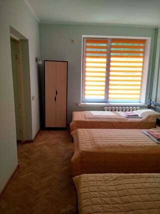 Отель Hotel Tsentralnoho Budynku Khudozhnyka Киев Трехместный номер эконом-класса-7