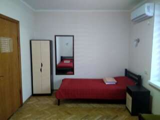 Отель Hotel Tsentralnoho Budynku Khudozhnyka Киев Трехместный номер эконом-класса с общей ванной комнатой-7