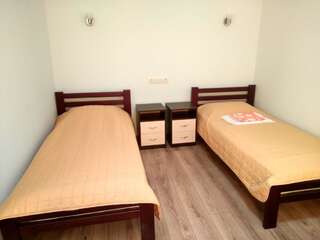 Отель Hotel Tsentralnoho Budynku Khudozhnyka Киев Трехместный номер эконом-класса-1